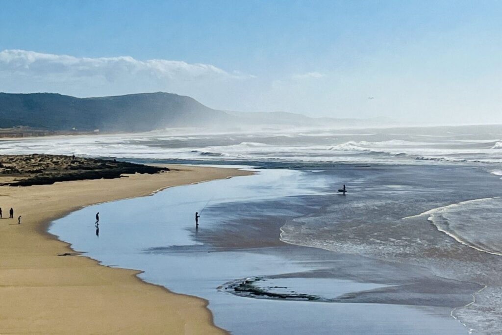 Melhores Praias em Essaouira: O Paraíso Ventoso da Costa Atlântica do Marrocos Praia de Moulay Bouzerktoun