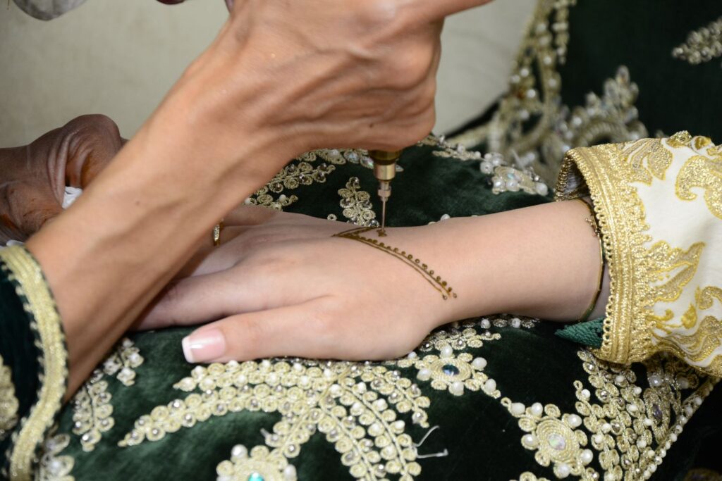 Henna Marroquina: História, Significado, Ideias, Cuidados e Workshops Autênticos no Marrocos Henna Marroquina Workshop