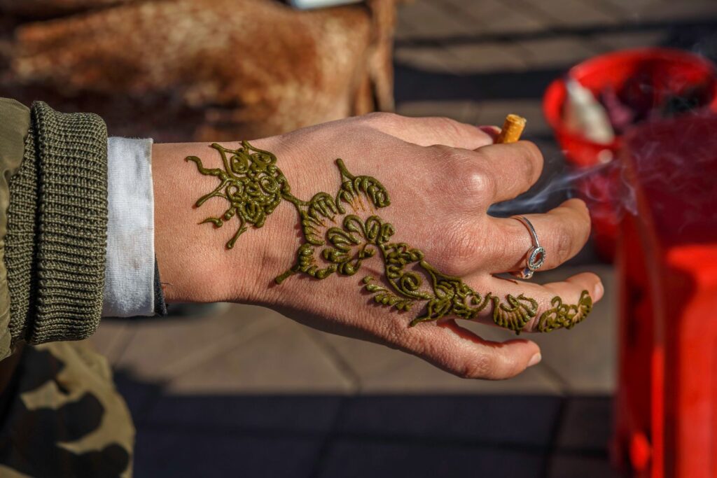 Henna Marroquina: História, Significado, Ideias, Cuidados e Workshops Autênticos no Marrocos O que é a Henna Marroquina