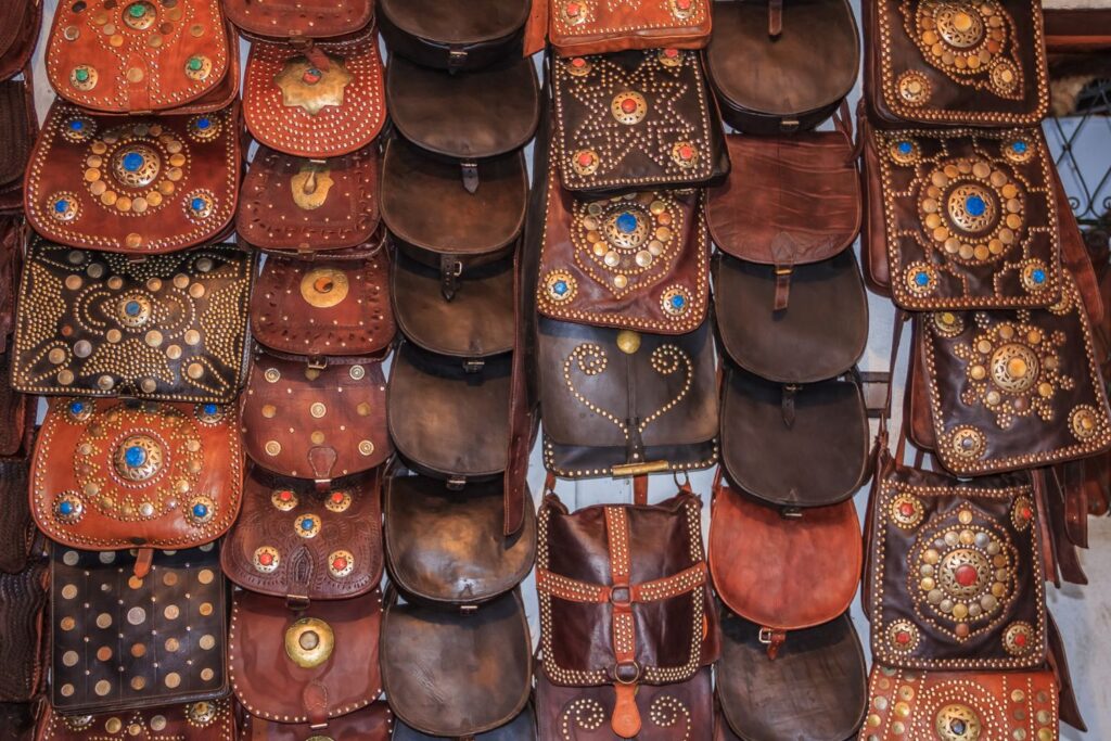 Artesanato Marroquino Workshop: Guia Completo para Experiências Autênticas em Marrocos Workshop de Couro em Marrakech e Fez