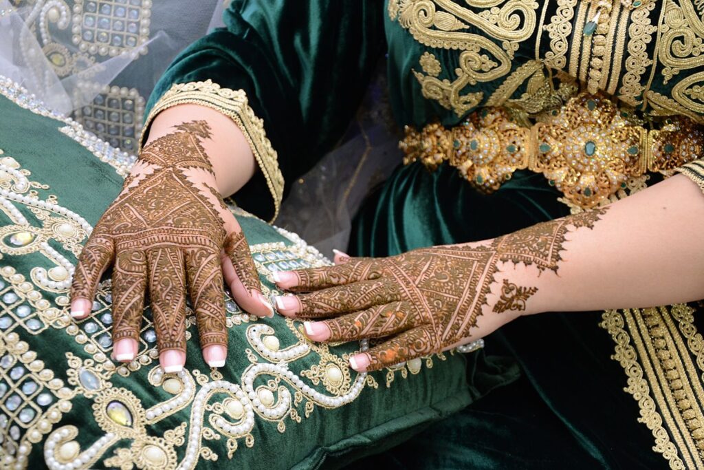 Artesanato Marroquino Workshop: Guia Completo para Experiências Autênticas em Marrocos Workshop de Henna Tradicional