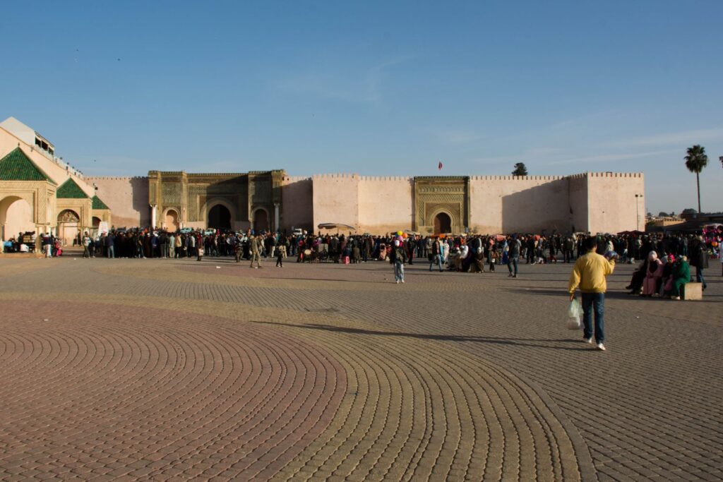 Meknes, Marrocos: O Que Fazer, O Que Ver em 1 Dia e Como Visitar Volubilis Praça El Hedim meknes